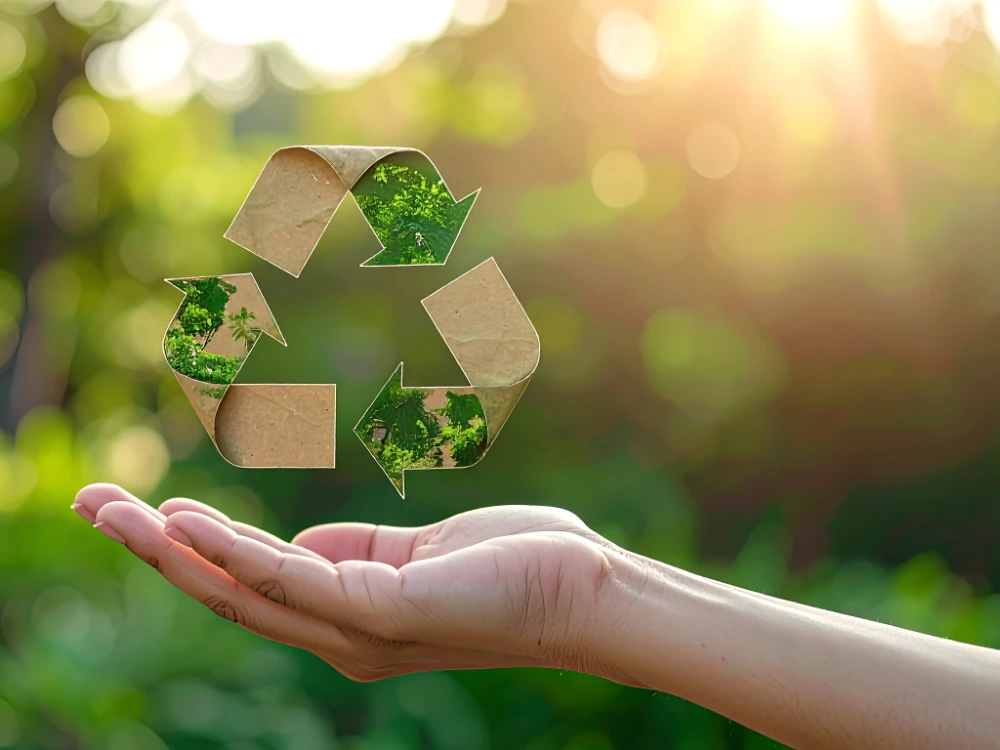 AdobeStock_661429270 mano-con-simbolo-ecologico-marrone-verde